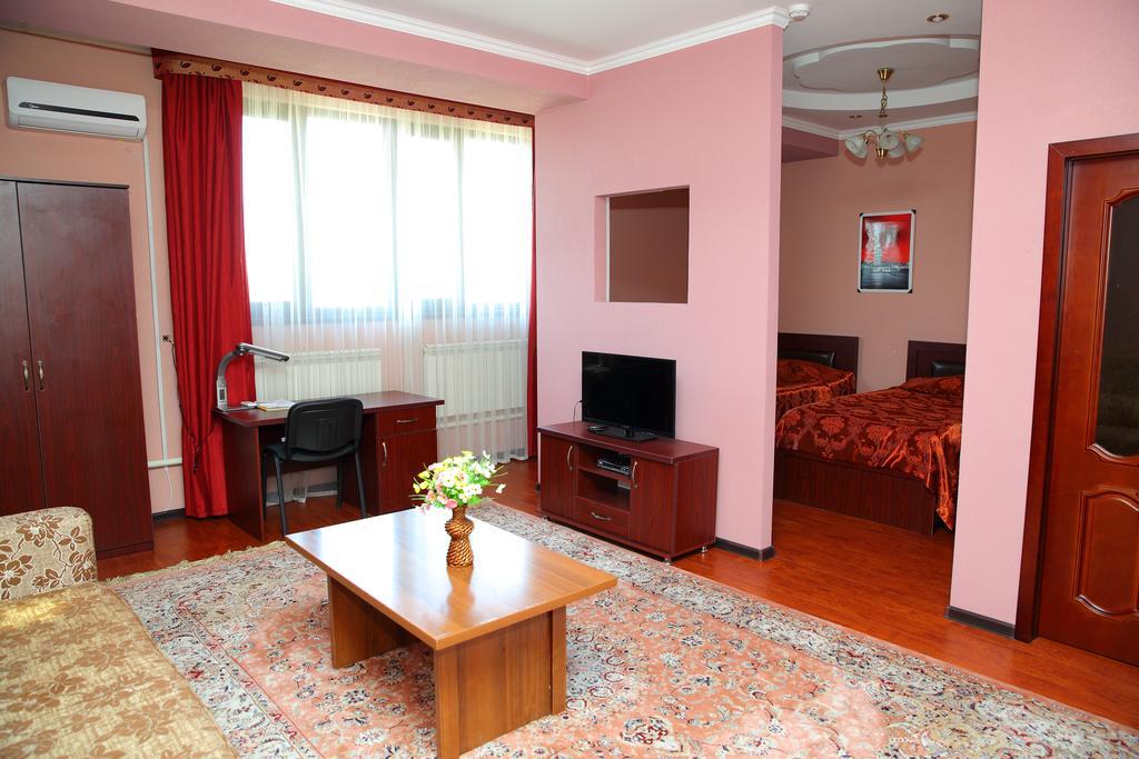Bishkek Villa Hotel Bagian luar foto